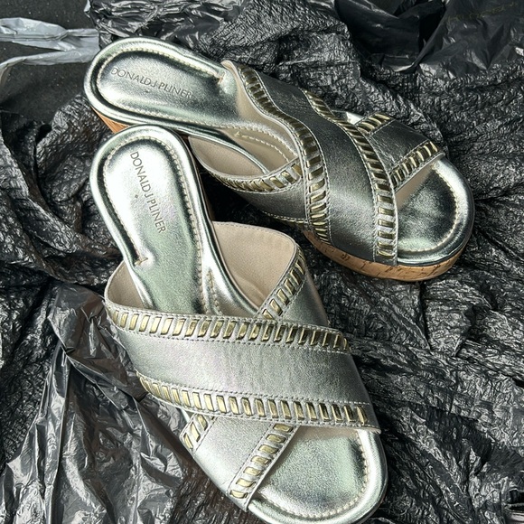 Donald J pliner women’s sandals , size 8|5 M $35 - Picture 1 of 1